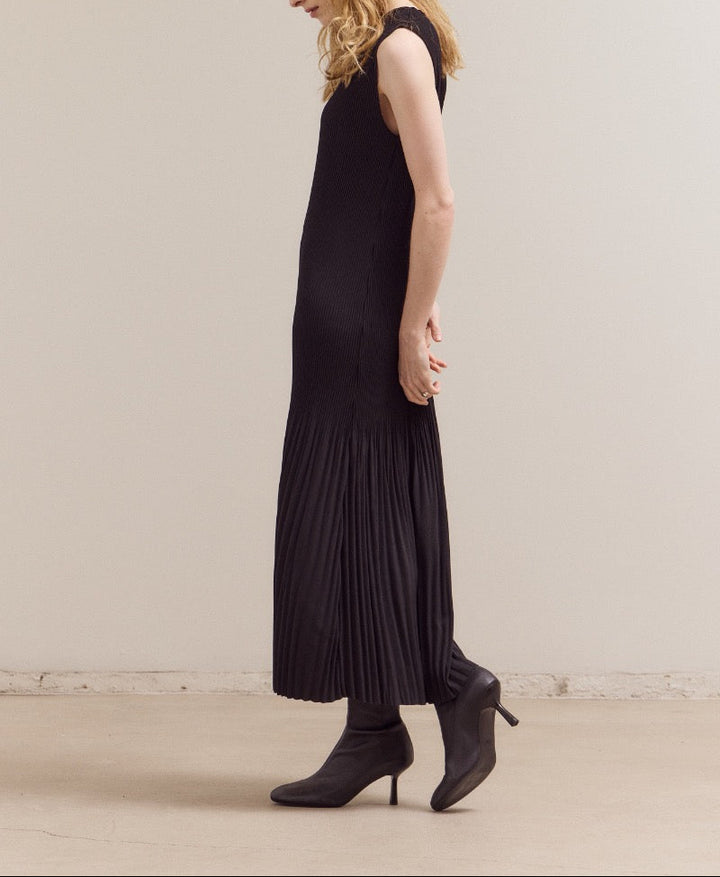 WRINKLED PLEAT SLEEVELESS MAXI DRESS